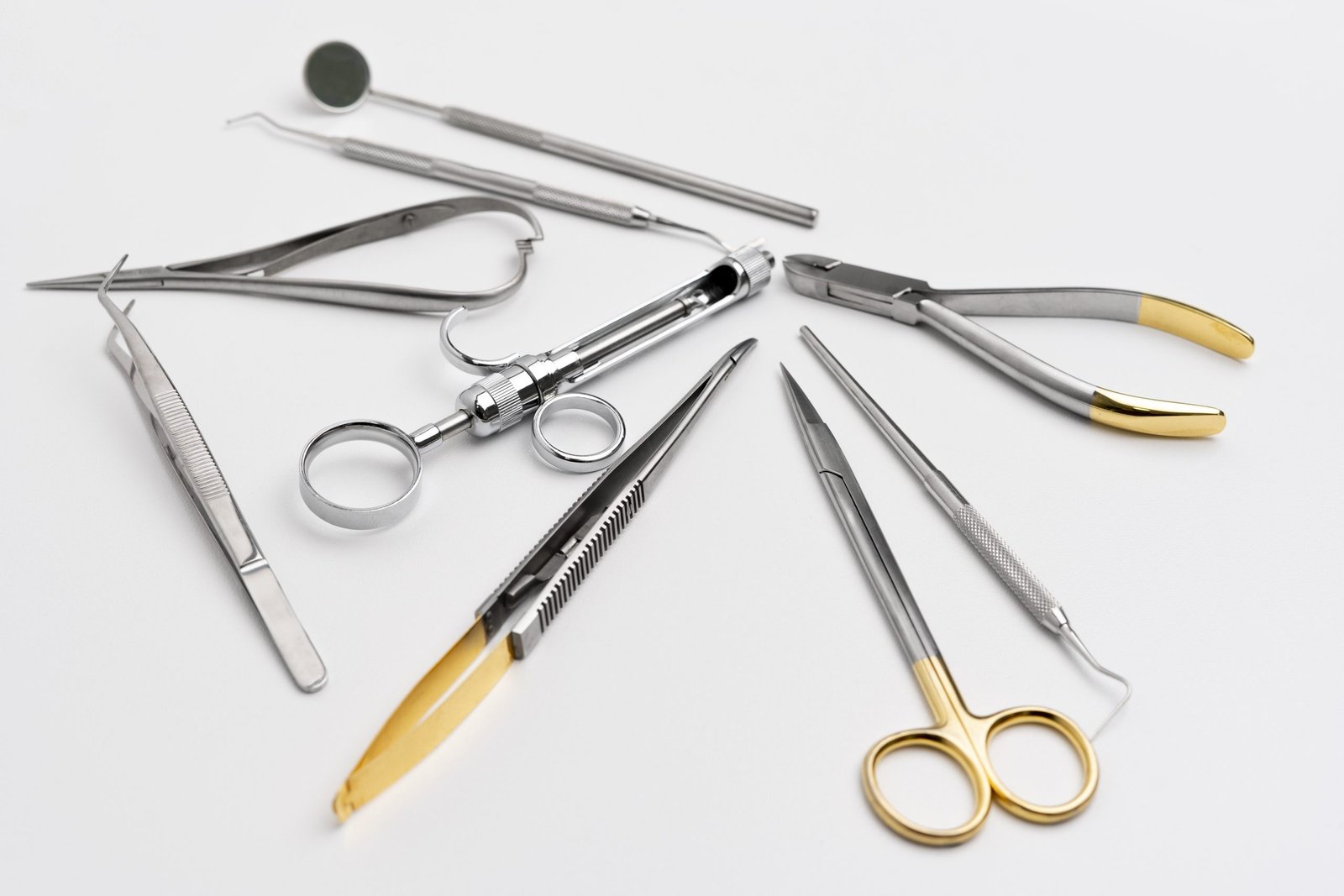 close-up-dentist-instruments